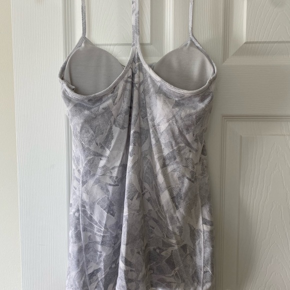 Lululemon power Y tank w built in shelf bra - Picture 2 of 5